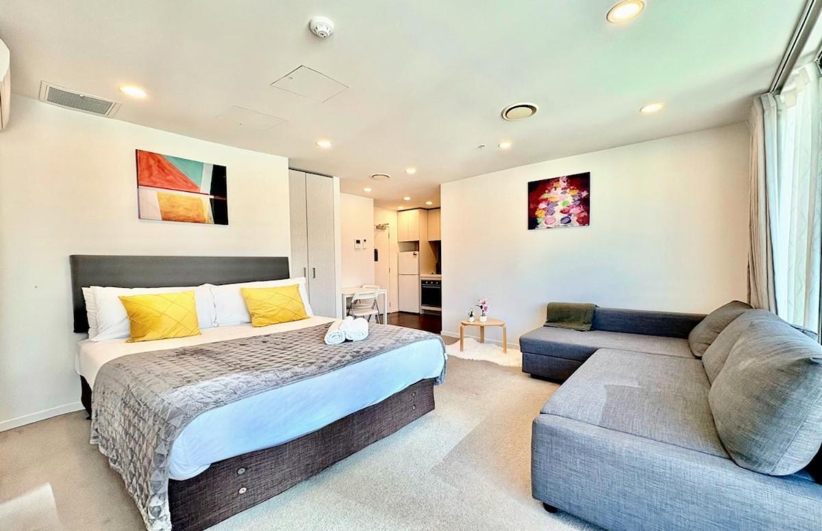 Spacious Cbd With Ac And Skyline Window Views *