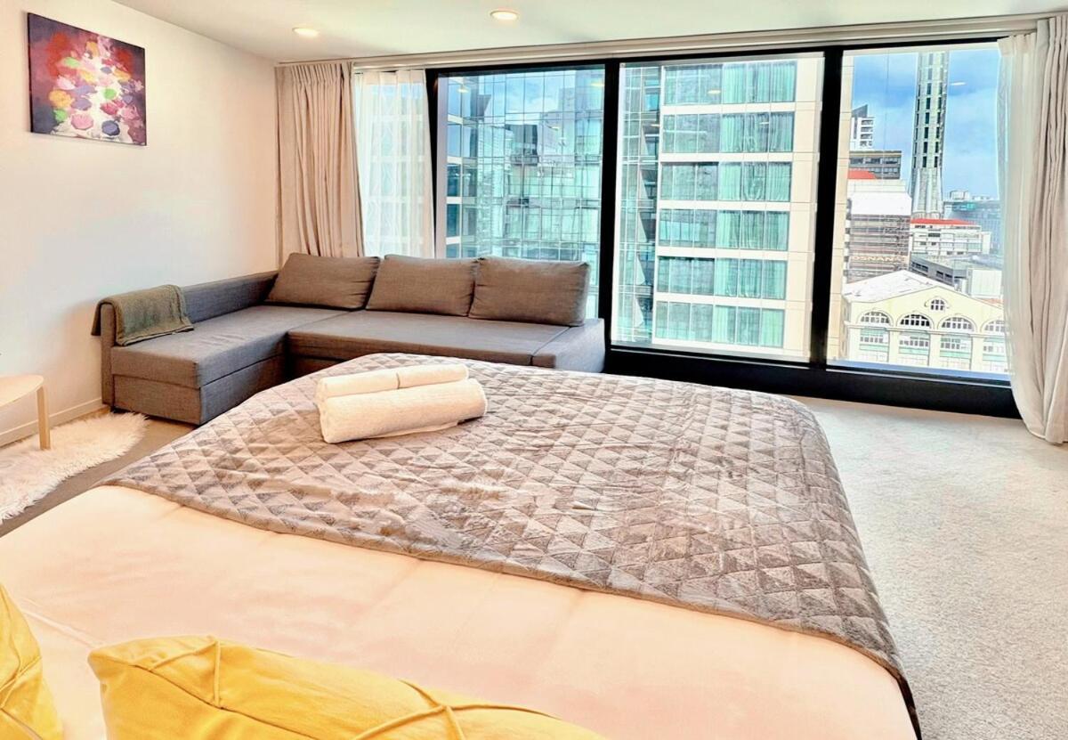 Spacious Cbd With Ac And Skyline Window Views Apartment