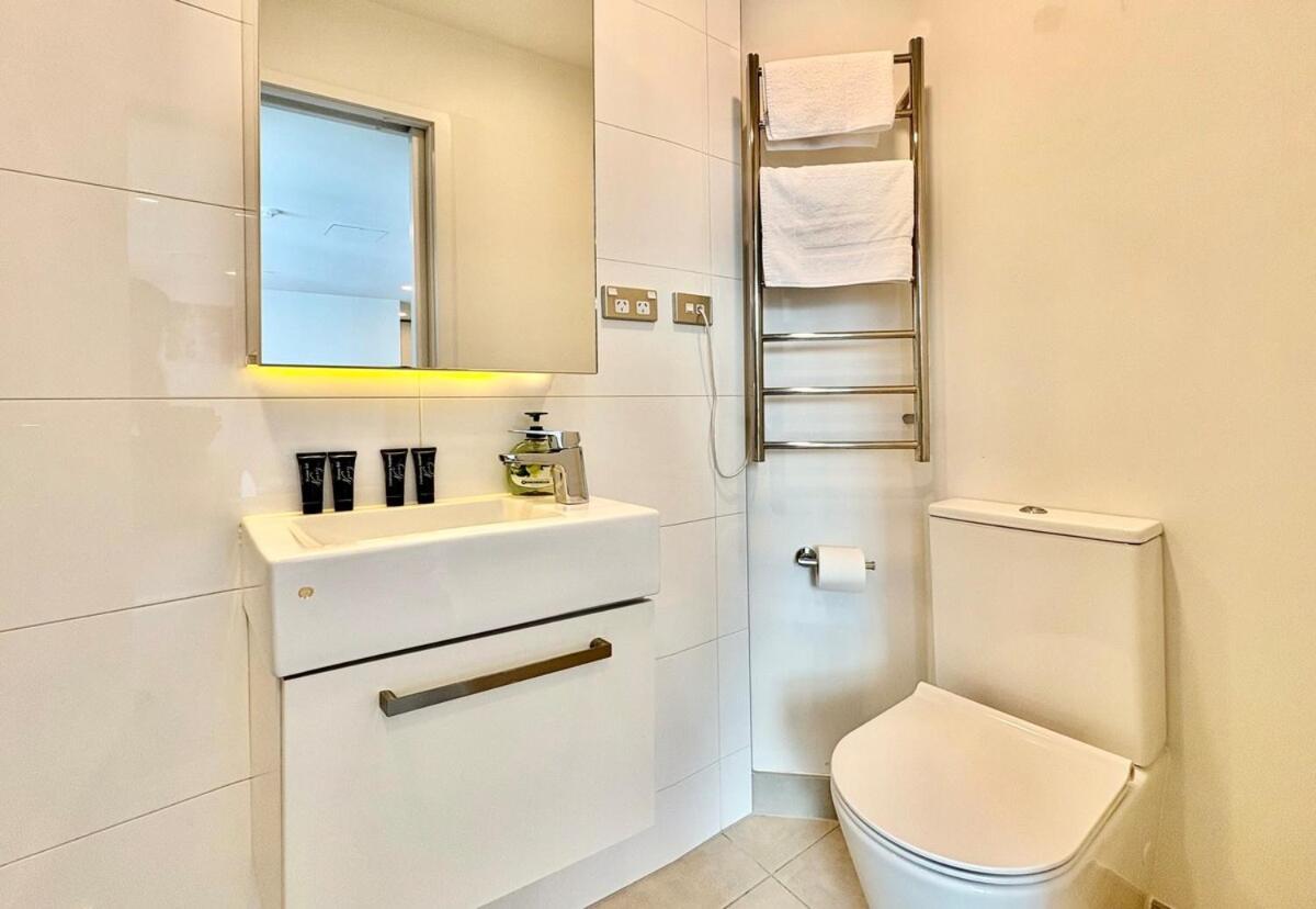 Apartment Spacious Cbd With Ac And Skyline Window Views
