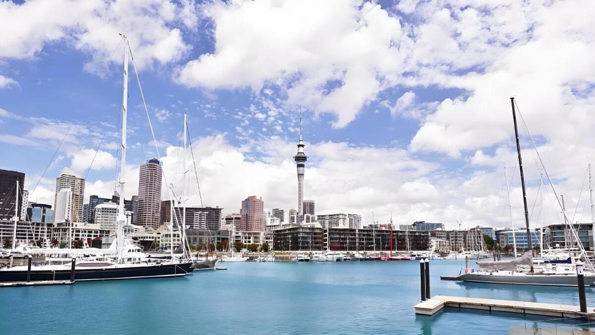Spacious Cbd With Ac And Skyline Window Views Apartment *