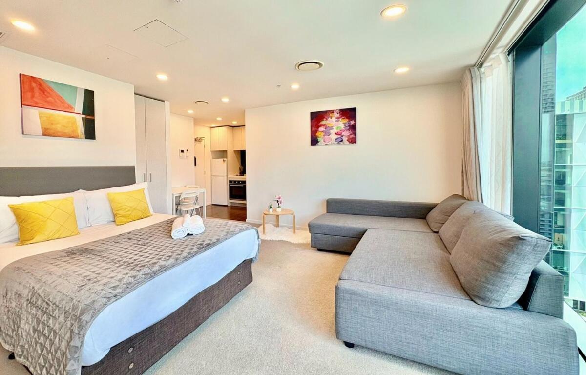 Spacious Cbd With Ac And Skyline Window Views