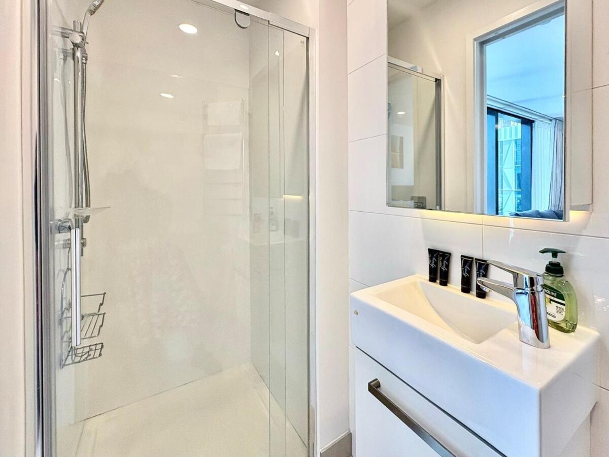 Spacious Cbd With Ac And Skyline Window Views Apartment Auckland